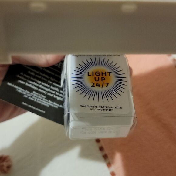 New Light Up Bath and Body Works Holiday Cottage Wallflower Plug In & Bulb - Picture 6 of 8